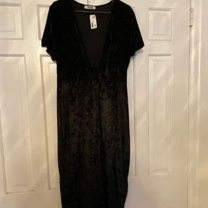 Black velvet low cut dress 2x